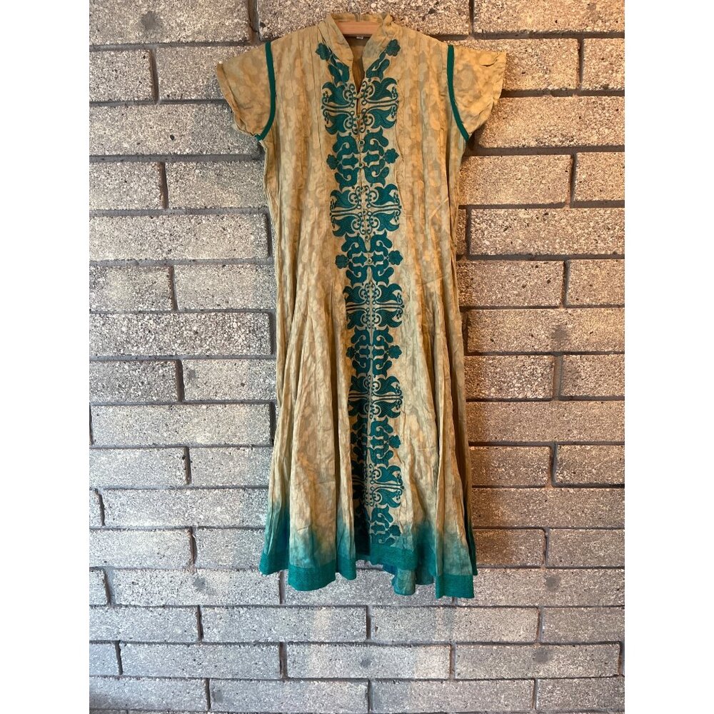 Vintage Beige & Teal Button-Front Dress With Embroidered Floral Patterns & Cap S